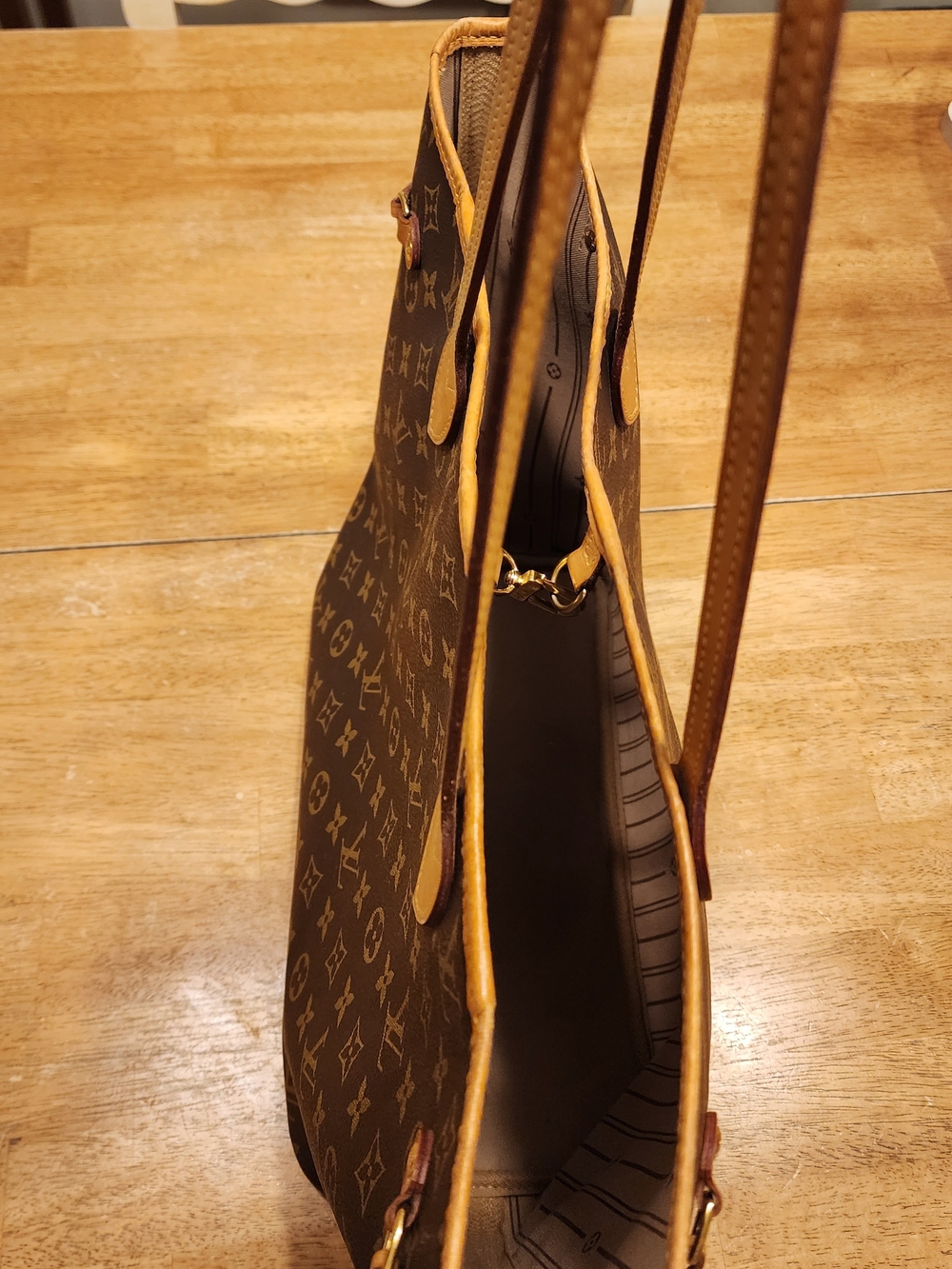 Louis Vuitton MM Monogram Canvas Neverfull Tote in Brown/Tan - Picture 4 of 16